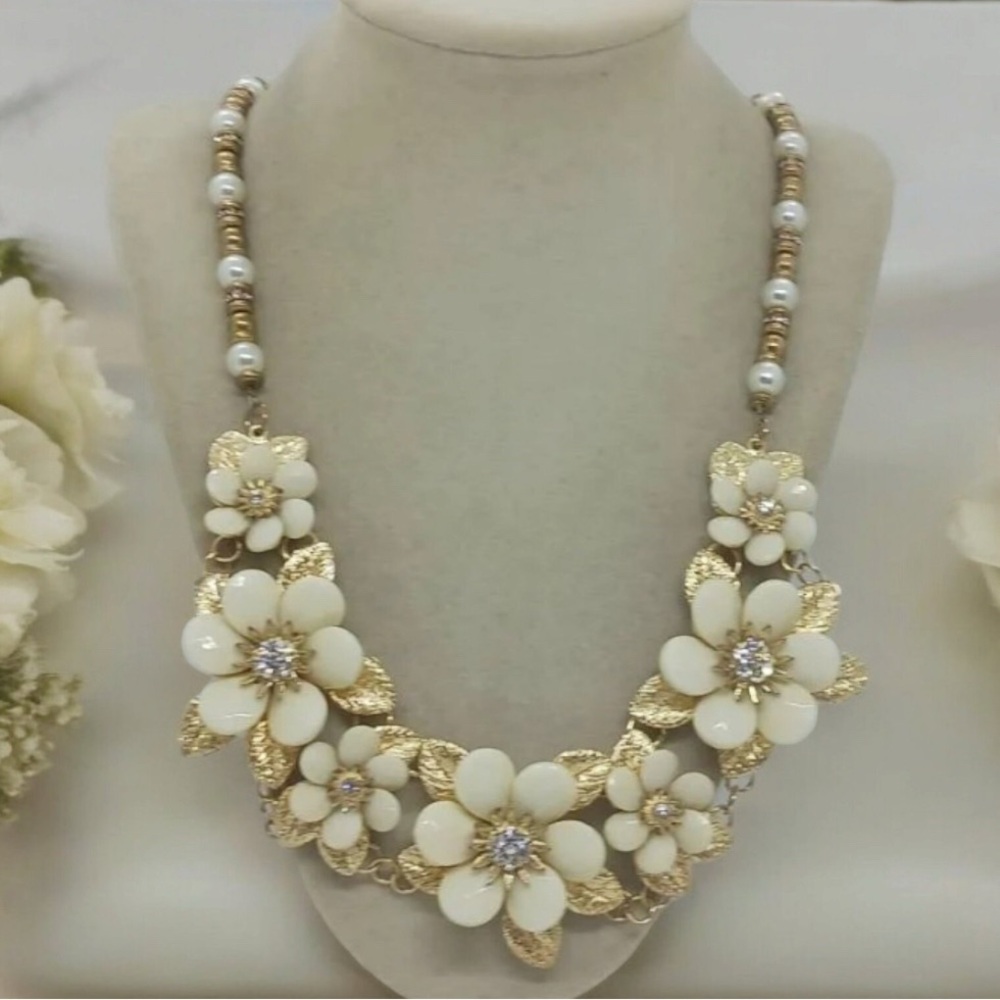 Elegant Floral Gold and Cream Necklace